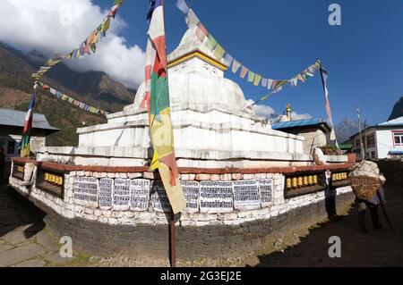 Stupa con bandiere di preghiera e ruote sulla strada da Lukla a Namche bazar in chaurikharka vicino villaggio chheplung - nepal Foto Stock