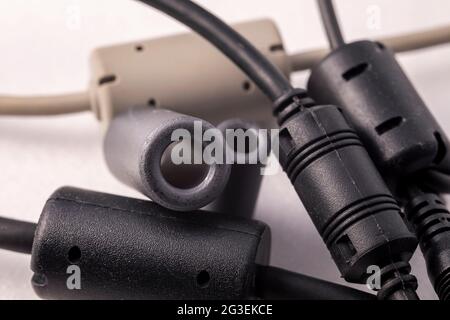 Primo piano di un induttore a perline di ferrite. Elemento elettrico che sopprime il rumore elettronico ad alta frequenza nei circuiti elettronici. Foto Stock