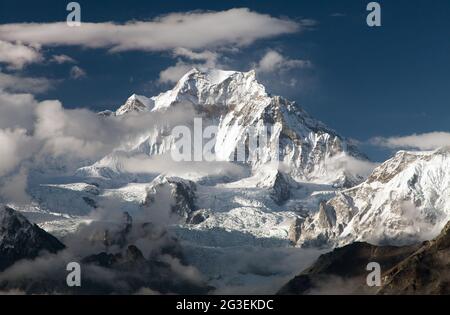 Vista serale da Gokyo Ri al monte Gyachung Kang 7952m tra le nuvole vicino a Cho Oyu, strada per il campo base di Cho Oyu, percorso di trekking a tre passi, Valle Gokyo Foto Stock