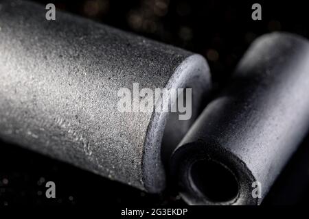 Primo piano di un induttore a perline di ferrite. Elemento elettrico che sopprime il rumore elettronico ad alta frequenza nei circuiti elettronici. Foto Stock