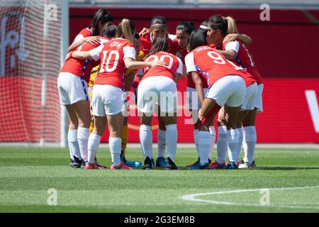 Offenbach am Main, Germania. 15 giugno 2021. Calcio, Donne: Internazionali, Germania - Cile allo stadio Bieberer Berg. I giocatori cileni prima della partita. Credit: Sebastian Gollnow/dpa/Alamy Live News Foto Stock