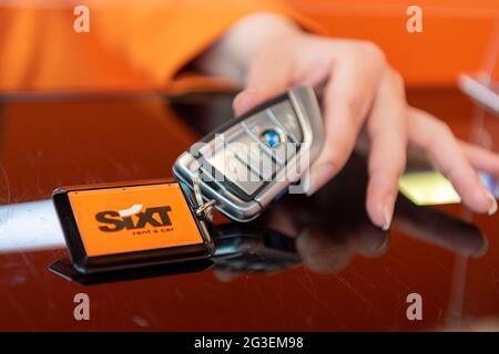 Erding, Germania. 14 Giugno 2021. Un dipendente della società di noleggio auto Sixt tiene in mano una chiave dell'auto durante una foto per l'agenzia di stampa tedesca. Credit: Peter Kneffel/dpa/Alamy Live News Foto Stock