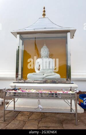 Un Santuario buddista che sorge di fronte a Kiri Vihara, un dagoba che risale al i secolo a.C. presso l'antico sito di Kataragama in Sri Lanka. Foto Stock