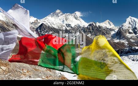 Vista del Monte Everest, Lhotse e Makalu con le bandiere di preghiera buddista dal passo Renjo la - Nepal Foto Stock