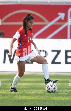 Offenbach am Main, Germania. 15 giugno 2021. Calcio, Donne: Internazionali, Germania - Cile allo Stadion am Bieberer Berg. Daniela Pardo del Cile. Credit: Sebastian Gollnow/dpa/Alamy Live News Foto Stock