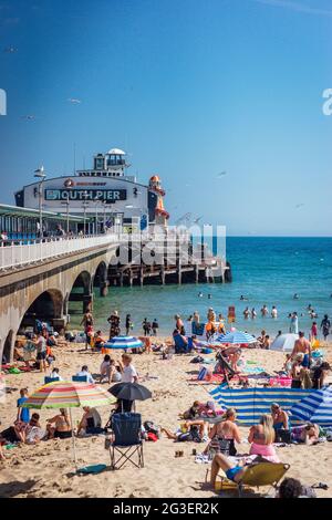 Bournemouth molo e lungomare in una giornata di sole. Foto Stock