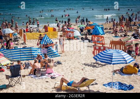 Una coppia prende un selfie a Bournemouth Gardens, Dorset, Regno Unito Foto Stock