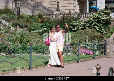 Una coppia prende un selfie a Bournemouth Gardens, Dorset, Regno Unito Foto Stock