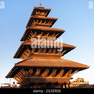 Vista serale della Pagoda di Nyatapola in Piazza Taumadhi a Bhaktapur, Valle di Kathmandu, Bhaktapur è una delle migliori città storiche del Nepal Foto Stock