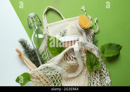 Concetto eco-friendly zero rifiuti su sfondo a due toni Foto Stock