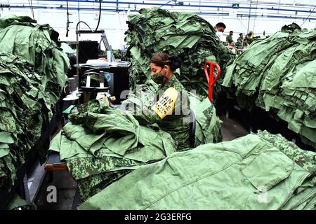 Non esclusivo: CITTÀ DEL MESSICO, MESSICO - GIUGNO 15: Un militare produce uniformi per i membri dell'esercito messicano presso la fabbrica di abbigliamento militare e EQ Foto Stock