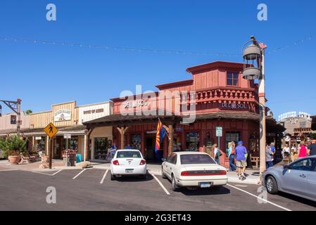 Scottsdale, Arizona – 26 febbraio 2016: I vecchi edifici in stile occidentale sulla e Main Street della città vecchia di Scottsdale, un'attrazione popolare per i turisti Foto Stock