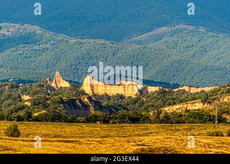 Piramidi di terra di Melnik viste dalla tenuta di famiglia di Zornitza. Lozenitsa, Bulgaria Foto Stock