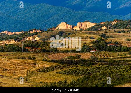 Piramidi di terra di Melnik viste dalla tenuta di famiglia di Zornitza. Lozenitsa, Bulgaria Foto Stock
