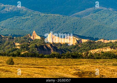 Piramidi di terra di Melnik viste dalla tenuta di famiglia di Zornitza. Lozenitsa, Bulgaria Foto Stock