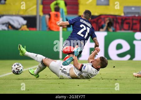 Muenchen/Germany, 15 giugno 2021, Matthias GINTER r. (GER) graetscht contro Lucas HERNANDEZ (fra), Graetsche, duelli, azione, fase di gruppo, Turno preliminare gruppo F, partita M12, Francia (fra) - Germania (GER), il 15 giugno 2021 a Muenchen/Germania. Football EM 2020 dal 06/11/2021 al 07/11/2021. Â Foto Stock