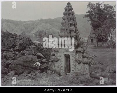 Riccamente ornato tempio porte nel centro di Bali; 15. Medio Bali .. Indietro vista interna porta pura in bato con il paese sullo sfondo. Foto Stock