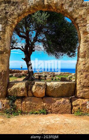 Il bel mare Mediterraneo attraverso rovine romane arco nella città di Tipaza, Algeria. Foto Stock