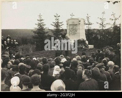 Inaugurazione del monumento per i belgi alimentati a Quatre-Bras (1815), 1926. Svelando il 22 giugno 1926 il monumento fondato in memoria di tutti i belgi cadde nella battaglia di Quatre-Bras il 16 giugno 1815. Il tenente generale Antonin Ridder i Selliers De Moranville esprimono il discorso di apertura. Foto Stock