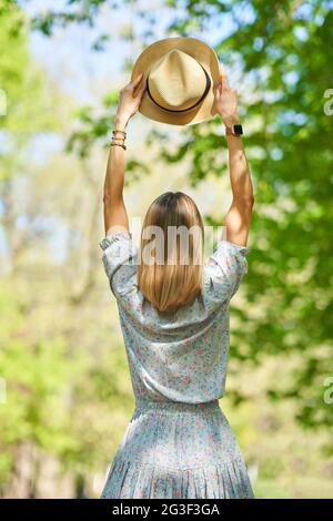 Donna con cappello nel parco Foto Stock