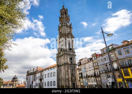 La torre di Clerigos è il principale punto di riferimento della città di Porto, Portogallo Foto Stock