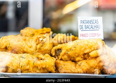 Il merluzzo fritto conosciuto come pataniscas de bacalhau è uno spuntino di pesce comune in Portogallo Foto Stock
