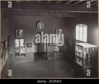 Panoramica della sala pastello; sala pastello. Foto scattata dalle scale verso l'alto, in direzione est. La porta ad arco forma il passaggio alla camera 362. In alto a destra, le tre gratienti dipendono dall'antica immagine romana della collezione Borghese di Roma, di Jean Etienne Liotard. Sopra il passaggio UN ritratto di Frederica Louisa Wilhelmina (1774-1837), Principessa di Prussia, di Johann Friedrich August Tischbein. Foto Stock