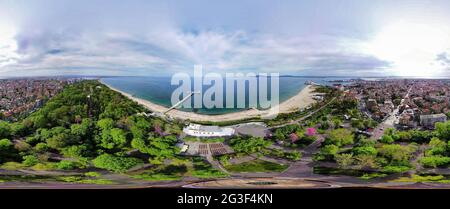 Splendida vista panoramica a 360 gradi della Baia di Burgas e del Giardino del Mare di Burgas, Bulgaria. Foto Stock