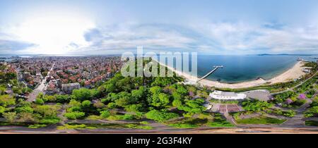 Splendida vista panoramica a 360 gradi della Baia di Burgas e del Giardino del Mare di Burgas, Bulgaria. Foto Stock