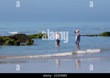 Hastings, East Sussex, Regno Unito. 16 Giu 2021. Regno Unito tempo: Caldo e sole tempo in Hastings, Sussex orientale come le temperature si innalzano prima che i thunderstorms colpiscano alla fine della settimana. Photo Credit: Paul Lawrenson /Alamy Live News Foto Stock