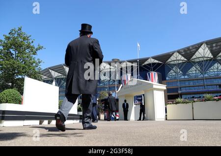 Racegoers fuori dall'ingresso del recinto reale prima del secondo giorno di Ascot reale all'Ippodromo di Ascot. Data immagine: Mercoledì 16 giugno 2021. Foto Stock