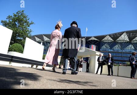 I Racegoers arrivano all'entrata del recinto reale prima del secondo giorno di Ascot reale all'Ippodromo di Ascot. Data immagine: Mercoledì 16 giugno 2021. Foto Stock