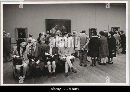 I visitatori possono vedere la mostra, hanno lasciato una guardia; Rembrandt mostra 1669-1969. Completamente lasciato il ritratto del Dott. Arnold Tholinx dal Musée Jacquemart-André a Parigi, prestito dall'Institut de France. Inoltre, Giacobbe benedice Efraim e Manasse dallo StateLiche Gemäldegalerie, Kassel. Foto Stock