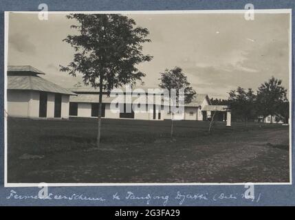Esterno delle sabbie fermentanti del Deli Maatschappij a Pandjang Djati su Sumatra. Parte dell'album di viaggio con fotografie di attività e di attrazioni turistiche su Sumatra e Java e dal viaggio da e per le Indie Orientali olandesi. Foto Stock