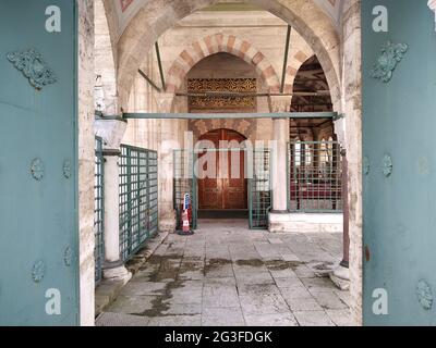 Le porte della moschea di Kılıc Ali Pasha fatte da diverse pietre a Istanbul Foto Stock