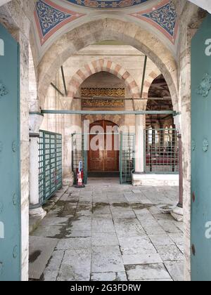 Le porte della moschea di Kılıc Ali Pasha fatte da diverse pietre a Istanbul Foto Stock