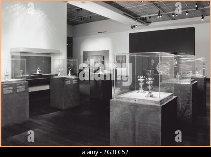 Camera con oro e argenteria in vetrine su blocchi; oro e argento di Amsterdam. . Foto Stock