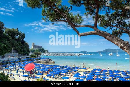 Lerici, Italia - 18 giugno 2017: Locali e turisti godono di spiaggia e città a Lerici, Italia. Lerici si trova a la Spezia Golfo dei Poeti, Liguria Foto Stock