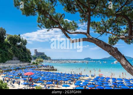 Lerici, Italia - 18 giugno 2017: Locali e turisti godono di spiaggia e città a Lerici, Italia. Lerici si trova a la Spezia Golfo dei Poeti, Liguria Foto Stock