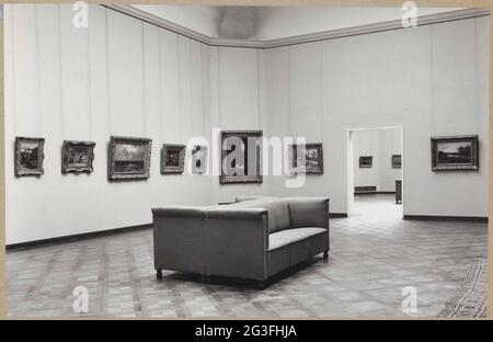 Camera con otto dipinti, a destra un passaggio e un po 'di tappeto; interno Camera Drucker estensione, 28 aprile 1965.. Foto Stock