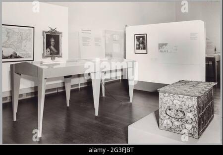 Sala con vetrine, un dipinto, una bara e pannelli informativi; Mostra Russi e Olandese. A sinistra è esposto il ritratto di Catharina II, imperatrice di Russia di Vigilio Erichsen. Sulla parete destra il ritratto di Admiraal Jan Hendrik van Kinsbergen di Charles Howard Hodges. Foto Stock