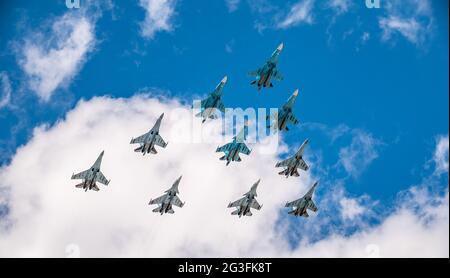 Mosca, Russia - 5 maggio 2021: Combattenti su-35S e su-30SM con bombardieri su-34 nel cielo blu sulla Piazza Rossa nel gruppo di ala tattica. L'aviazione Foto Stock