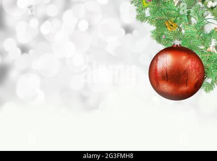 Albero di Natale con sfera rossa su sfondo bianco Foto Stock