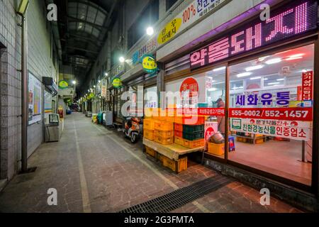 16 Giugno 2021-Uljin, Corea del Sud-in questa foto scattata la data è il 16 Gennaio 2021. Una vista della strada vuota e del mercato a causa di COVID 19 per paura a Uljin, Corea del Sud. Foto Stock