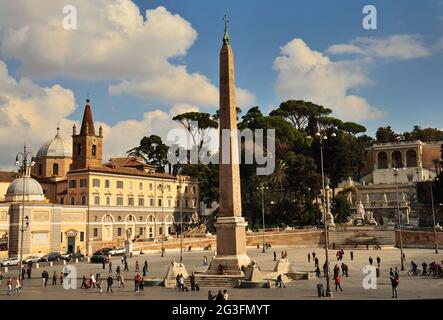 Piazza del Popolo in Rom mit gewaltigen Obelisco Flaminio und den LÃ¶wen Foto Stock