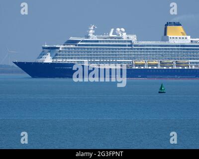 Sheerness, Kent, Regno Unito. 16 giugno 2021. L'enorme nave da crociera di Saga 'Spirit of Discovery' passa Shierness sulla sua strada per Tilbury questa mattina. È stato riferito che Saga Cruises è stata costretta a cambiare due viaggi nel Regno Unito su Spirit of Discovery a seguito della decisione della Scozia di vietare alle navi passeggeri di visitare i porti scozzesi. AGGIORNAMENTO: La nave stava effettuando prove in mare. Credit: James Bell/Alamy Live News Foto Stock