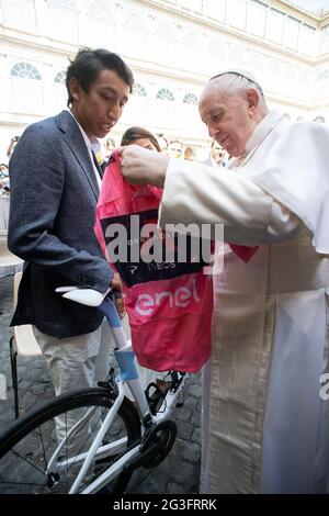 Roma, Italia. 16 Giugno 2021. 16 giugno 2021 : il ciclista colombiano Egan Bernal (in basso C) e la sua fidanzata Maria Fernanda Gutierrez (L) presentano Papa Francesco con una maglia della squadra di Ineos Grenadier e una bicicletta, durante l'udienza generale settimanale del Papa nel cortile di San Damaso in Vaticano Credit: Independent Photo Agency/Alamy Live News Foto Stock