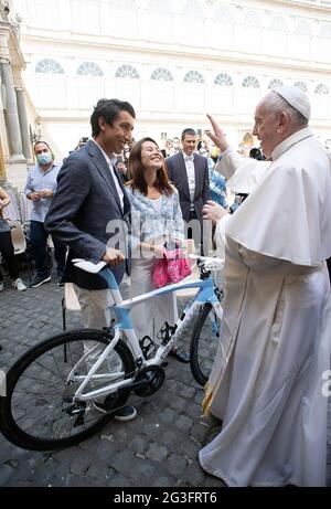 Roma, Italia. 16 Giugno 2021. 16 giugno 2021 : il ciclista colombiano Egan Bernal (in basso C) e la sua fidanzata Maria Fernanda Gutierrez (L) presentano Papa Francesco con una maglia della squadra di Ineos Grenadier e una bicicletta, durante l'udienza generale settimanale del Papa nel cortile di San Damaso in Vaticano Credit: Independent Photo Agency/Alamy Live News Foto Stock