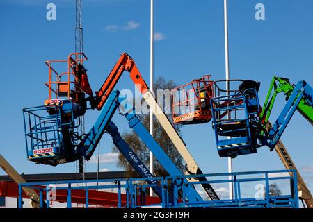 Umea, Norrland Svezia - 20 maggio 2021: Molte gru da costruzione sollevate nell'aria Foto Stock