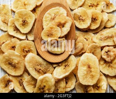 Fette di banana candite essiccate o patatine su un cucchiaio Foto Stock